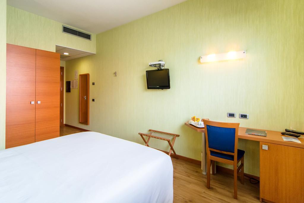 Hotel Concorde Камерано Экстерьер фото