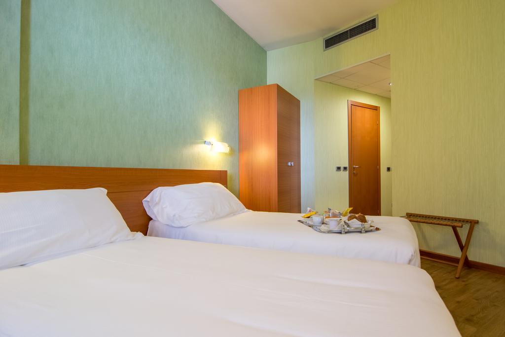 Hotel Concorde Камерано Экстерьер фото
