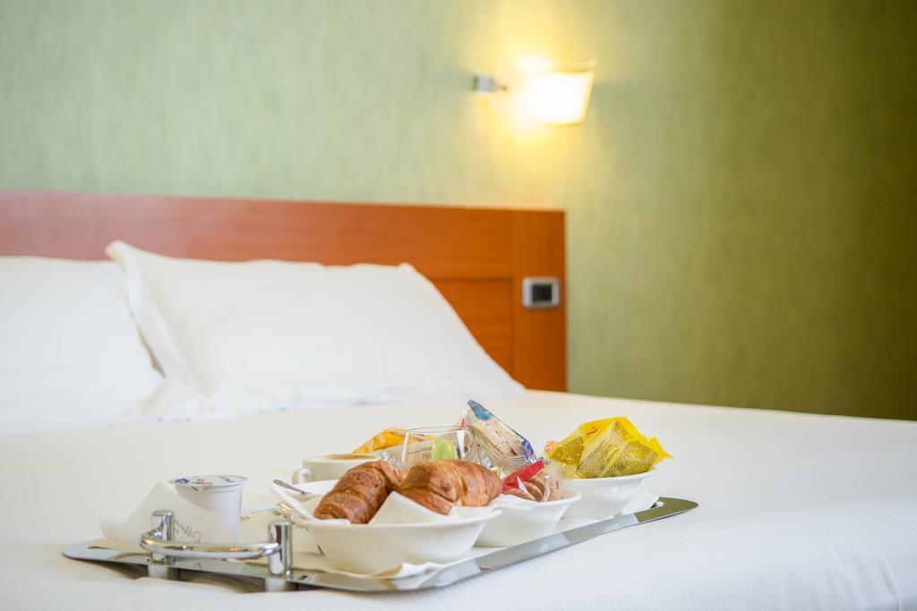 Hotel Concorde Камерано Экстерьер фото