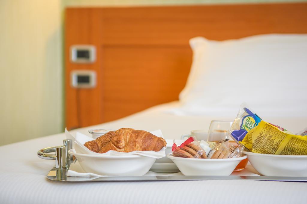 Hotel Concorde Камерано Экстерьер фото